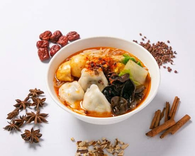 白虎麻辣湯 具材と春雨