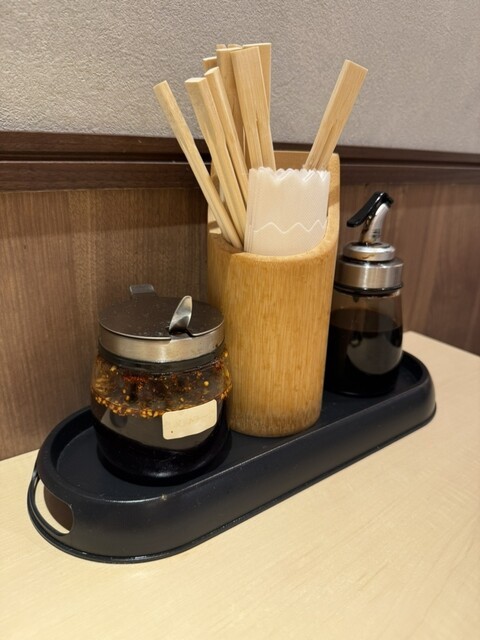 ヤンチャン麻辣湯の卓上調味料画像