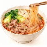 緑豆春雨を箸で持ち上げたマーラータンのイラスト